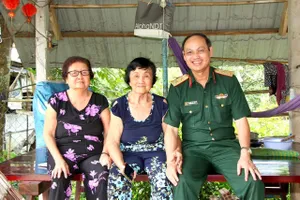 Bộ Tư lệnh TPHCM thăm, tặng quà nữ du kích Củ Chi