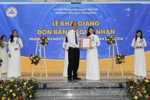 Đồng chí Nguyễn Hồ Hải trao bằng công nhận Trường tiểu học Tân Hương đạt chuẩn quốc gia mức độ 1. Ảnh: DŨNG PHƯƠNG