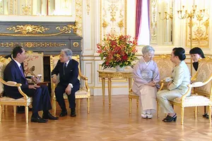 Nhà vua và Hoàng hậu Nhật Bản tiễn Chủ tịch nước Trần Đại Quang và Phu nhân