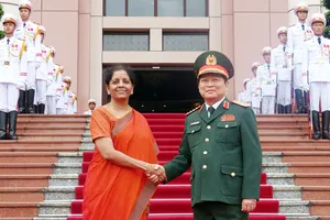 Bộ trưởng Ngô Xuân Lịch và Bộ trưởng Nirmala Sitharaman tại lễ đón. Ảnh: TRẦN BÌNH