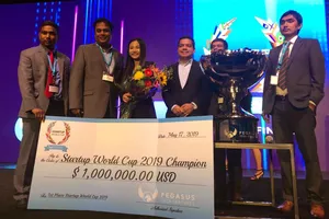 Đại diện Abivin nhận giải thưởng quán quân cuộc thi Startup World Cup 2019 tại San Francisco, Mỹ