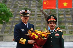 Đại tướng Phan Văn Giang, Bộ trưởng Bộ Quốc phòng Việt Nam và Thượng tướng Đổng Quân, Bộ trưởng Bộ Quốc phòng Trung Quốc 