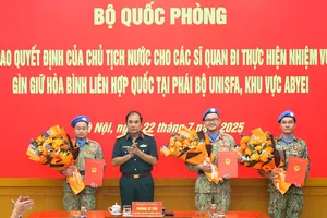 Trao quyết định cho 3 sĩ quan thực hiện nhiệm vụ gìn giữ hòa bình Liên hợp quốc tại Phái bộ UNISFA