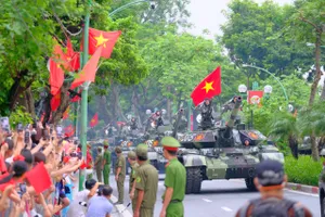 Đội hình xe pháo quân sự vào vị trí chuẩn bị sơ duyệt