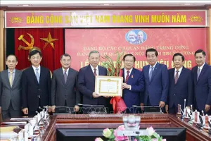 Tổng Bí thư Tô Lâm trao Huy hiệu 45 năm tuổi Đảng tặng đồng chí Phan Đình Trạc. Ảnh: TTXVN