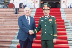 Bộ trưởng Phan Văn Giang và Bộ trưởng Yasar Guler tại lễ đón. Ảnh: TRẦN BÌNH