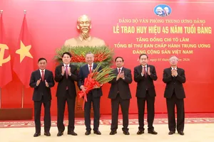 Trao Huy hiệu 45 năm tuổi Đảng tặng Tổng Bí thư Tô Lâm