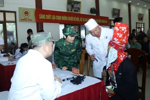 Lực lượng quân y khám, chữa bệnh cho nhân dân biên giới hai nước Việt Nam - Trung Quốc