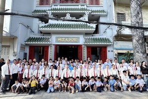 张氏宗祠向90名优秀生颁发奖学金