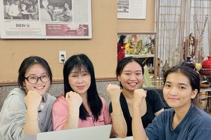 市故乡人道中心主任黄小香（左二）鼓励赴台留学的孩子