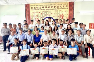 梁氏宗祠向优秀子弟颁奖学金