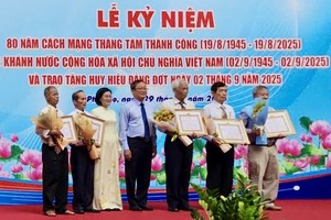 华运力量联络员邓雄（右二）荣获55 年党龄纪念章。