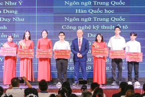 同奈省雒鸿大学向贫困生颁发资助金