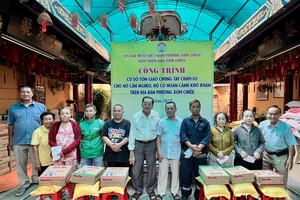 浸石天后宫盂兰节派出420份济贫礼物