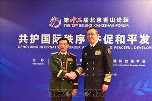 国防部长潘文江大将与中国国防部长董军上将。