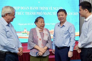 市委宣教与民运主任杨英德、副主任阮越龙与参加溯源之旅的知识分子交流。