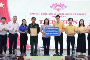 胡志明市工作团向义安省援助80亿元克服自然天灾后果。