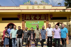 决胜村关帝庙向华人同胞派发盂兰礼物