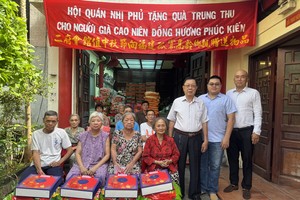 胡志明市福建二府会馆中秋送暖