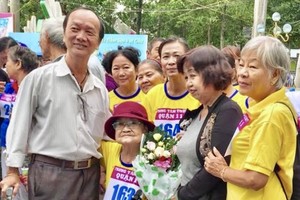 叶其援与地方高龄人合照