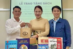 本报向市人文与社会科学大学研究院赠送书籍