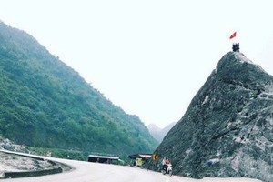  白石山峡右侧的小山顶——遇难者攀登拍照时不慎失足坠亡之处。