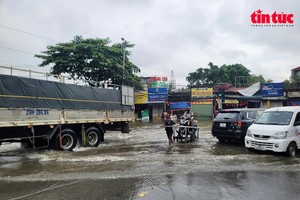 10月1日早晨，仍有不少车辆因驶入积水路段而熄火。