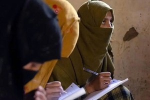 在阿富汗东部努里斯坦省，妇女们通过联合国妇女署支持的扫盲计划学习读写。