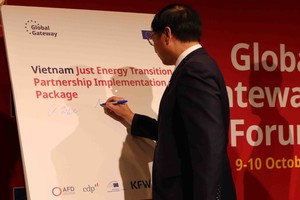 越南政府副总理裴青山出席公布仪式。