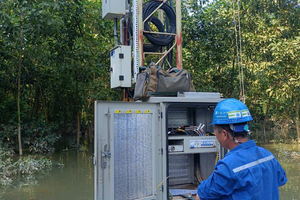 工作人员修理网络系统。