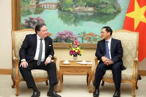 越南政府副总理裴青山会见美国驻越南大使马克·纳珀。