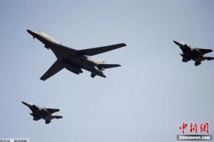 资料图：B-1B战略轰炸机(中)。