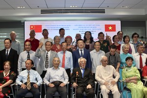 市越中友好协会主席阮友协、中国驻胡志明市总领事唐立和嘉宾与各时期留学生合影。