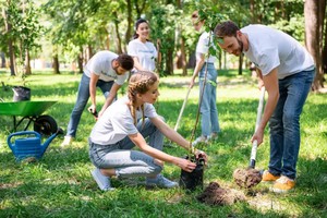 英国人参加植树活动。