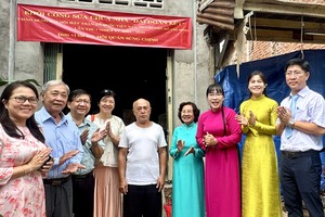 富定坊领导和崇正会馆代表祝贺华人家庭喜获修缮“大团结屋”。