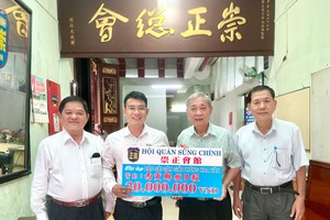 崇正会馆理事長鄭鑫發、常值副理事長黃木錦、副理事长兼财政賴振倫向《西贡解放报》执行编辑文忠孝移交3000万元赞助经费。