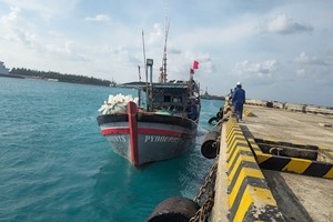 PY90009 TS号渔船停泊于长沙岛船坞。