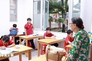 阮氏巴老教师在爱心班教学。