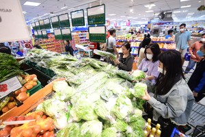 市民在西贡Co.op超市购买蔬菜。