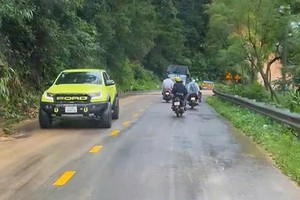 今午，车辆在庆和省冲波岭行驶。