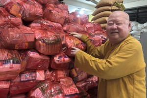 莲华寺住持释惟镇和尚将率领慈善团把赈灾物资送抵顺化灾区。