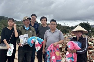 台商赈济团向林同省灾民赠送物资。