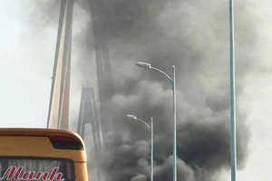 迪庙桥上轿车起火，导致交通堵塞。