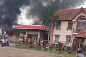 火灾与加油站距离极近，令居民不安。