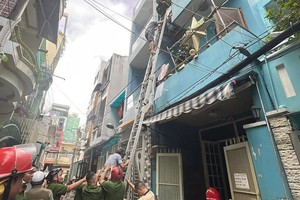 消防员使用梯子救出2名受困者。