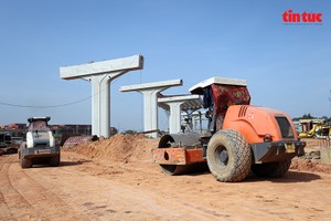 新万立交工地。