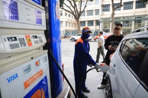 今日下午3时油价同步下调 跌破每升2万元