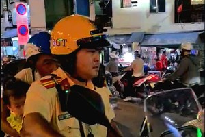 黄福达少校驾驶特种车将女童送至第一儿童医院抢救。