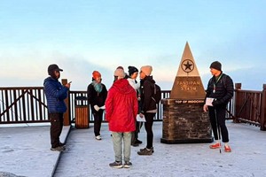 12月25日圣诞节清晨，首批登上老街省番西邦峰的游客，在目睹这一罕见奇特的自然景象时，激动之情难以言表。