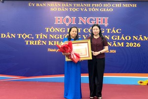 华人女干部陈丽芳（左）荣获政府总理奖状。